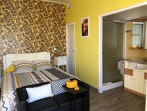 1 bedroom, iron/ironing board, internet, bed sheets - The Élise room offers calm, comfort and nature (Castelsarrasin)