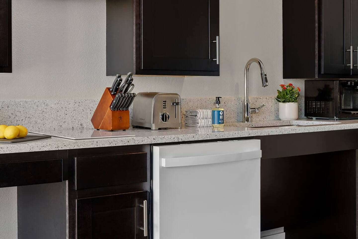 Réfrigérateur, micro-ondes, four, plaque de cuisson