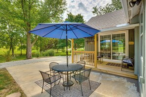 Outdoor dining - Cowtown Cutie - Great location to all of Kansas City! (Kansas City)