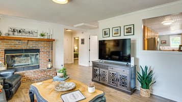 TV connectée, cheminée, livres