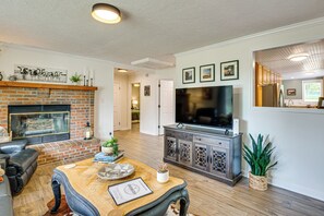 Älytelevisio, takka, kirjoja