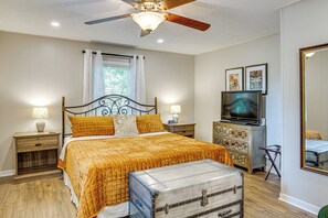 2 bedrooms, desk, iron/ironing board, free WiFi - Cowtown Cutie - Great location to all of Kansas City! (Kansas City)