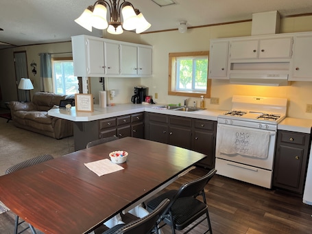 Microwave, oven, stovetop. The Ranch House, pet friendly with kennel and 6 bedrooms house with everything.