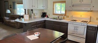 The Ranch House, pet friendly with kennel and 6 bedrooms house with everything.