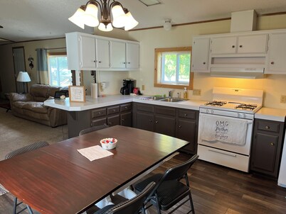 The Ranch House, pet friendly with kennel and 6 bedrooms house with everything.