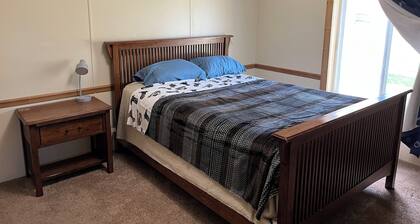 The Ranch House, pet friendly with kennel and 6 bedrooms house with everything.