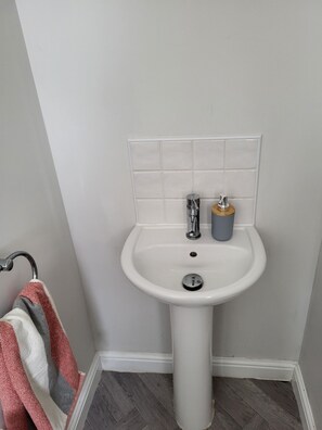 Douche, sèche-cheveux, serviettes fournies, savon