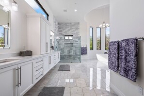 Shower, hair dryer, bidet, towels - Centrally Located 6-bed Estate in Paradise Valley Close To Golf, Old Town, Shops (Paradise Valley)