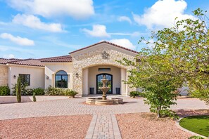 Exterior - Centrally Located 6-bed Estate in Paradise Valley Close To Golf, Old Town, Shops (Paradise Valley)