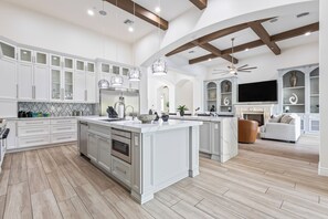 Fridge, microwave, oven, stovetop - Centrally Located 6-bed Estate in Paradise Valley Close To Golf, Old Town, Shops (Paradise Valley)