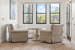 Interior - Centrally Located 6-bed Estate in Paradise Valley Close To Golf, Old Town, Shops (Paradise Valley)