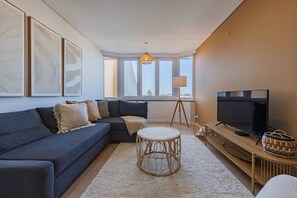 TV - 182 Sunset Duplex - by Feeling Inn (Cascais)