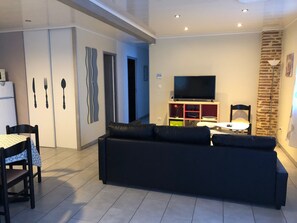 Living area - Gabin offers tranquility, comfort and independence for families and couples. (Castelsarrasin)