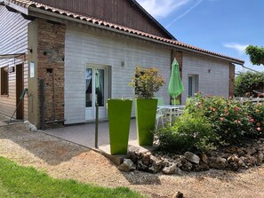 Outdoor dining - Gabin offers tranquility, comfort and independence for families and couples. (Castelsarrasin)