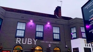 Un edificio con un letrero que dice 'RUBY CAFE BAR RESTAURANT'.