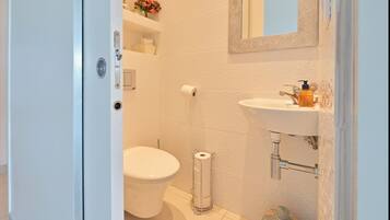 Dusj, hårføner, håndklær og såpe