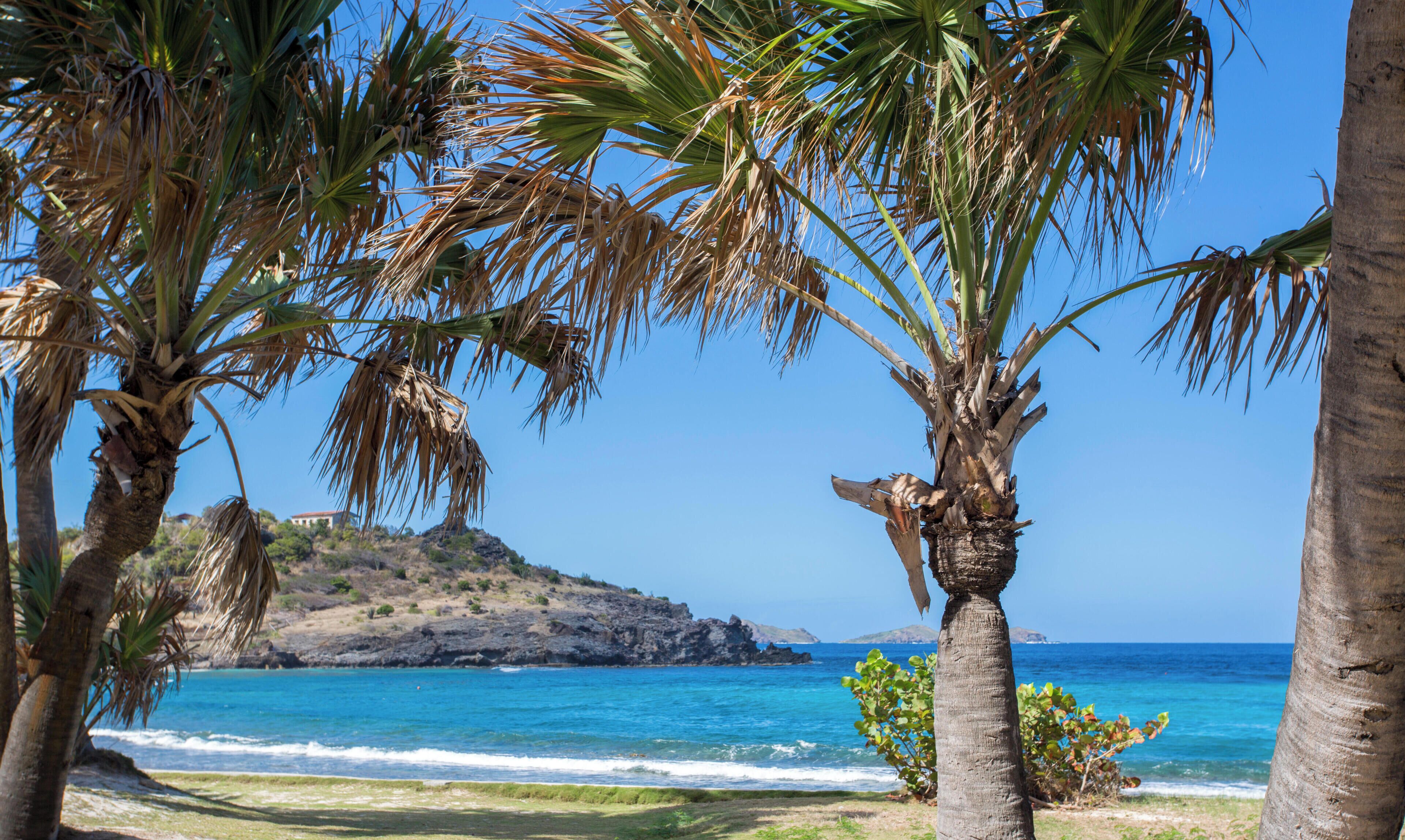 Perto da praia, espreguiçadeiras 