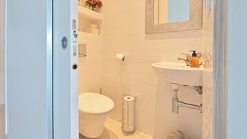 Dusj, hårføner, håndklær og såpe