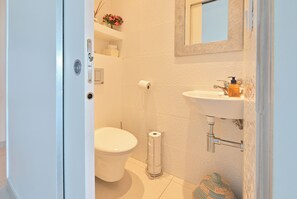 Dusj, hårføner, håndklær og såpe