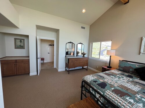 Spacious 4-bedroom house overlooking the Carson Valley with AC