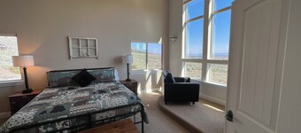 Spacious 4-bedroom house overlooking the Carson Valley with AC