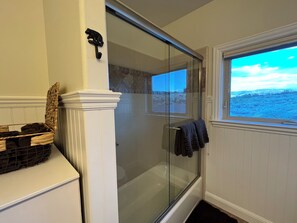 Hair dryer, towels, soap, toilet paper - Spacious 4-bedroom house overlooking the Carson Valley with AC (Markleeville)