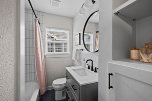 Bathroom - BohoBungalow2- RODEO/Central/MedCenter/DT/GeorgeRBrownConvention/ToyotaCenter (Houston)