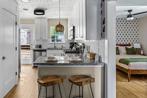 Interior - BohoBungalow2- RODEO/Central/MedCenter/DT/GeorgeRBrownConvention/ToyotaCenter (Houston)