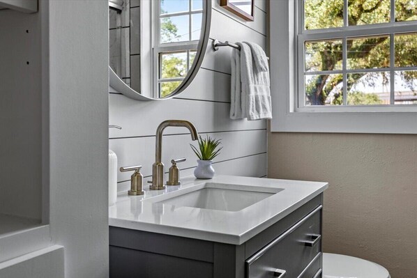 Hair dryer, towels, soap, toilet paper - BohoBungalow2- RODEO/Central/MedCenter/DT/GeorgeRBrownConvention/ToyotaCenter (Houston)