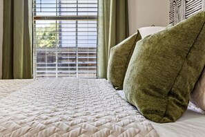 2 bedrooms, iron/ironing board, internet, bed sheets