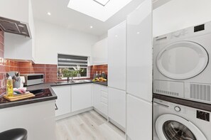 Fridge, microwave, oven, stovetop - Stylish Duplex Apartment • Free Parking • VirginTV • Fast WiFi  • Self-Check-In (Northampton)