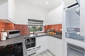 Fridge, microwave, oven, stovetop - Stylish Duplex Apartment • Free Parking • VirginTV • Fast WiFi  • Self-Check-In (Northampton)