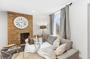 Desk, iron/ironing board, travel cot, WiFi - Stylish Duplex Apartment • Free Parking • VirginTV • Fast WiFi  • Self-Check-In (Northampton)