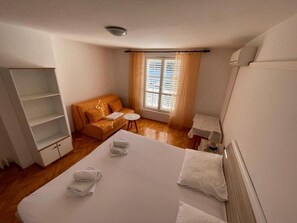 1 bedroom, WiFi, bed sheets - Apartment Bugenvila - Apt With sea view 1 (Vrboska)