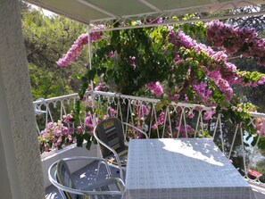 Outdoor dining - Apartment Bugenvila - Apt With sea view 1 (Vrboska)