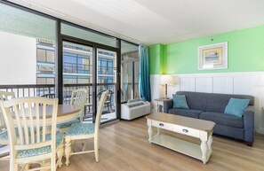 Living area - Cozy 1-bedroom hotel in pleasant Myrtle Beach with AC (Myrtle Beach)