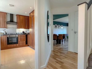Fridge, microwave, oven, stovetop - Perfect Booking | 3 Bed Home in Central Bracknell (Berkshire)