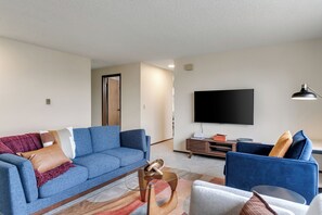 Comfort Double Room | Living area - Hilltop Seattle Retreat w/ Views & Parking (Seattle)
