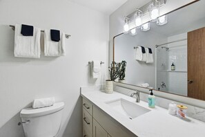 Quarto casal conforto | Banheiro | Chuveiro, toalhas de banho, sabonete, shampoo