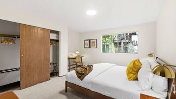 Quarto casal conforto | Escrivaninha, espaço de trabalho para notebook