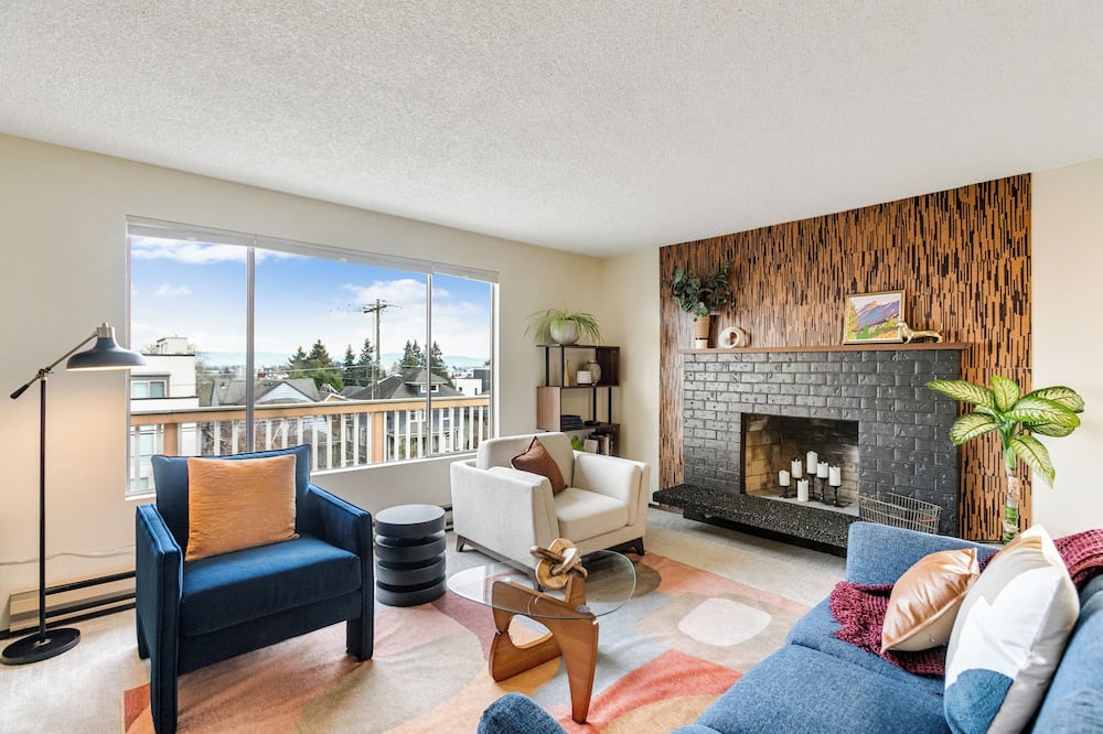 Hilltop Seattle Retreat w/ Views & Parking