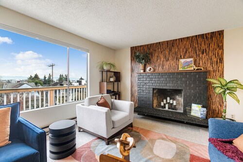 Hilltop Seattle Retreat w/ Views & Parking