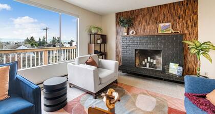 Hilltop Seattle Retreat w/ Views & Parking