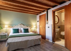 Habitación Confort con 1 cama doble o 2 individuales, vistas a la ciudad | Caja fuerte, escritorio, wifi gratis