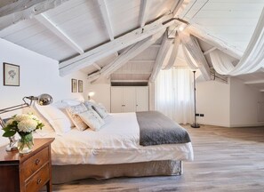 Habitación triple Confort, vistas a la ciudad | Caja fuerte, escritorio, wifi gratis