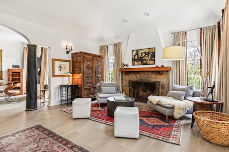 Interior. Hollywood 3-Bedroom Ensuite Villa Yard, Private & Gated with off-street parking