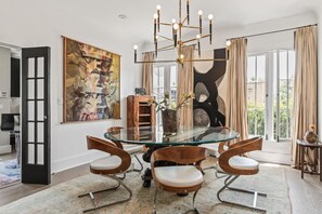 Dining - Hollywood 3-Bedroom Ensuite Villa Yard, Private & Gated with off-street parking (Los Angeles)