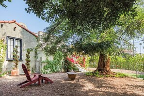 Terrace/patio - Hollywood 3-Bedroom Ensuite Villa Yard, Private & Gated with off-street parking (Los Angeles)