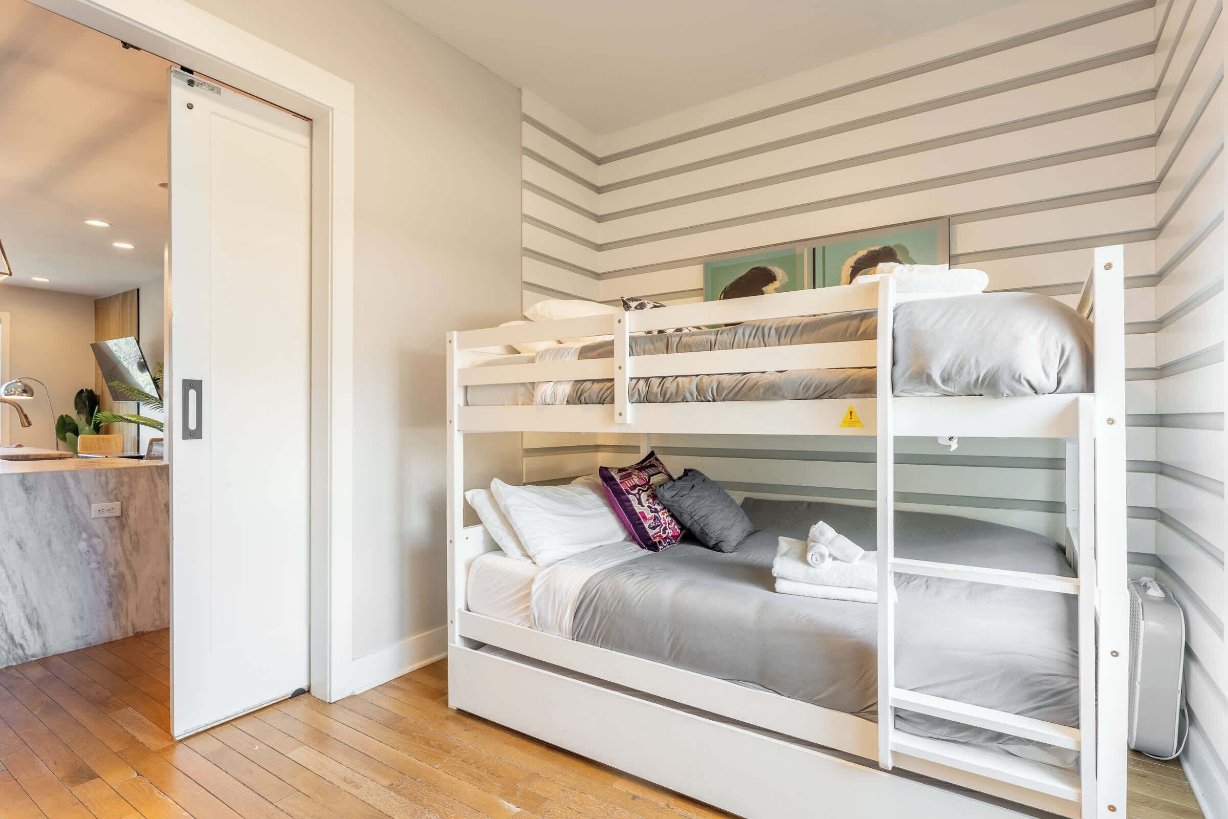 Tabla de planchar con plancha, wifi y ropa de cama 