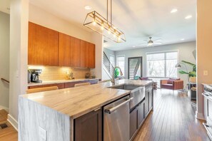 Fridge, microwave, oven, stovetop - Vivid Vocals - Rooftop Views in 12 South (Nashville)